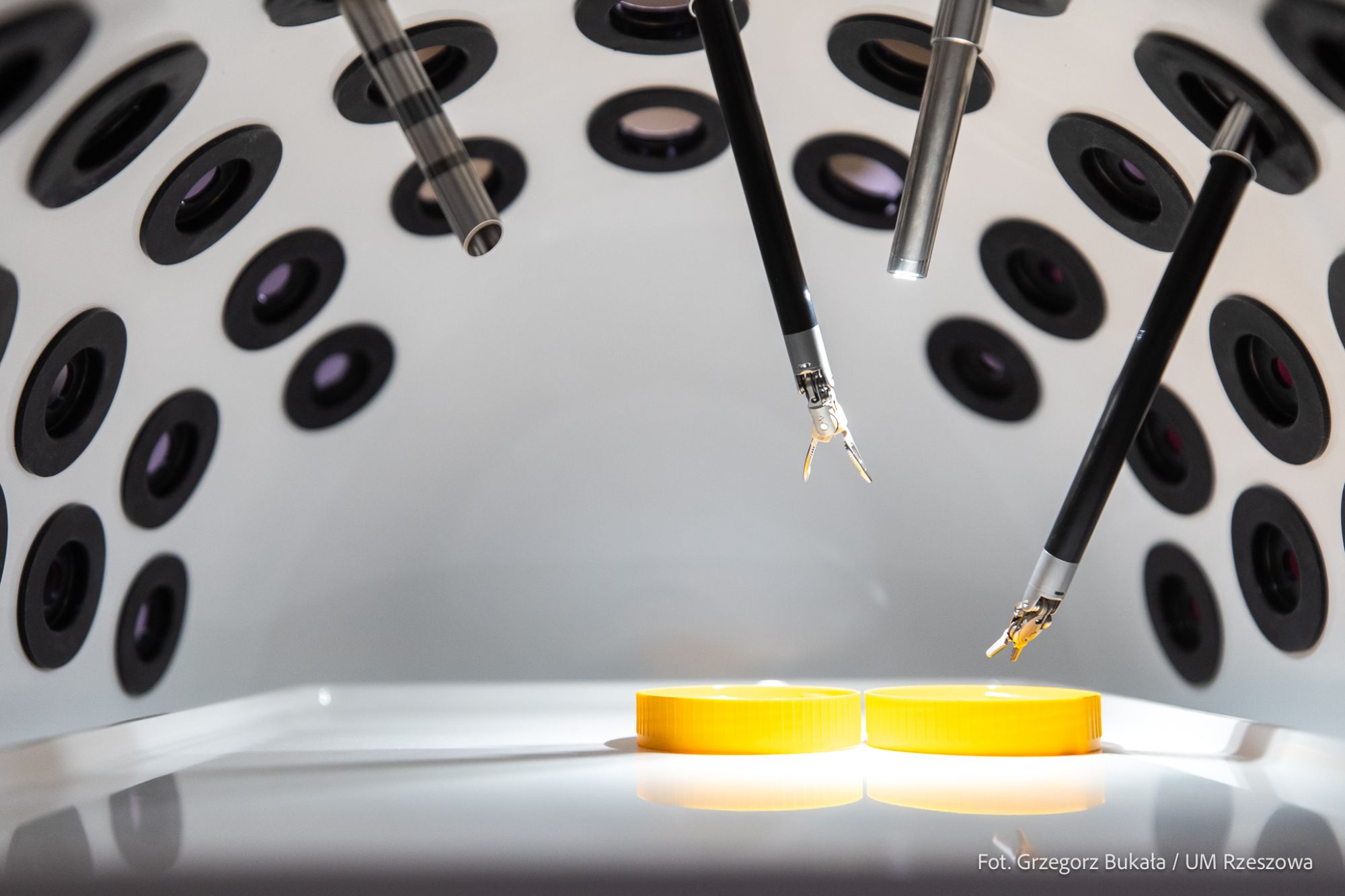 zdjęcie z konferencji prasowej przeznaczonej prezentacji nowoczesnego robota chirurgicznego w szpitalu przy ul. Rycerskiej w Rzeszowie, fot. Grzegorz Bukała, Urząd Miasta Rzeszowa